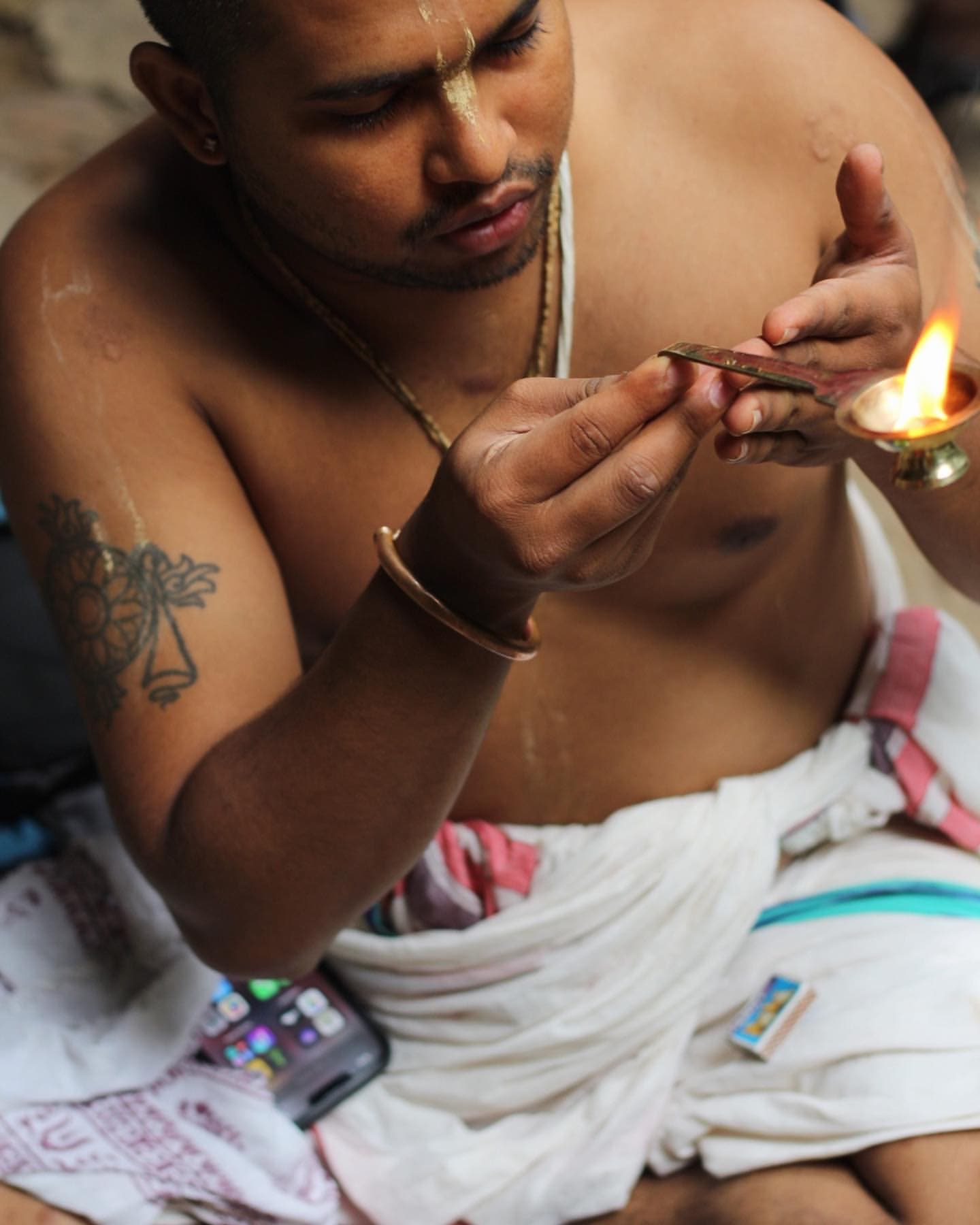 Pt. Praveen Sagar offering karpūra āratī