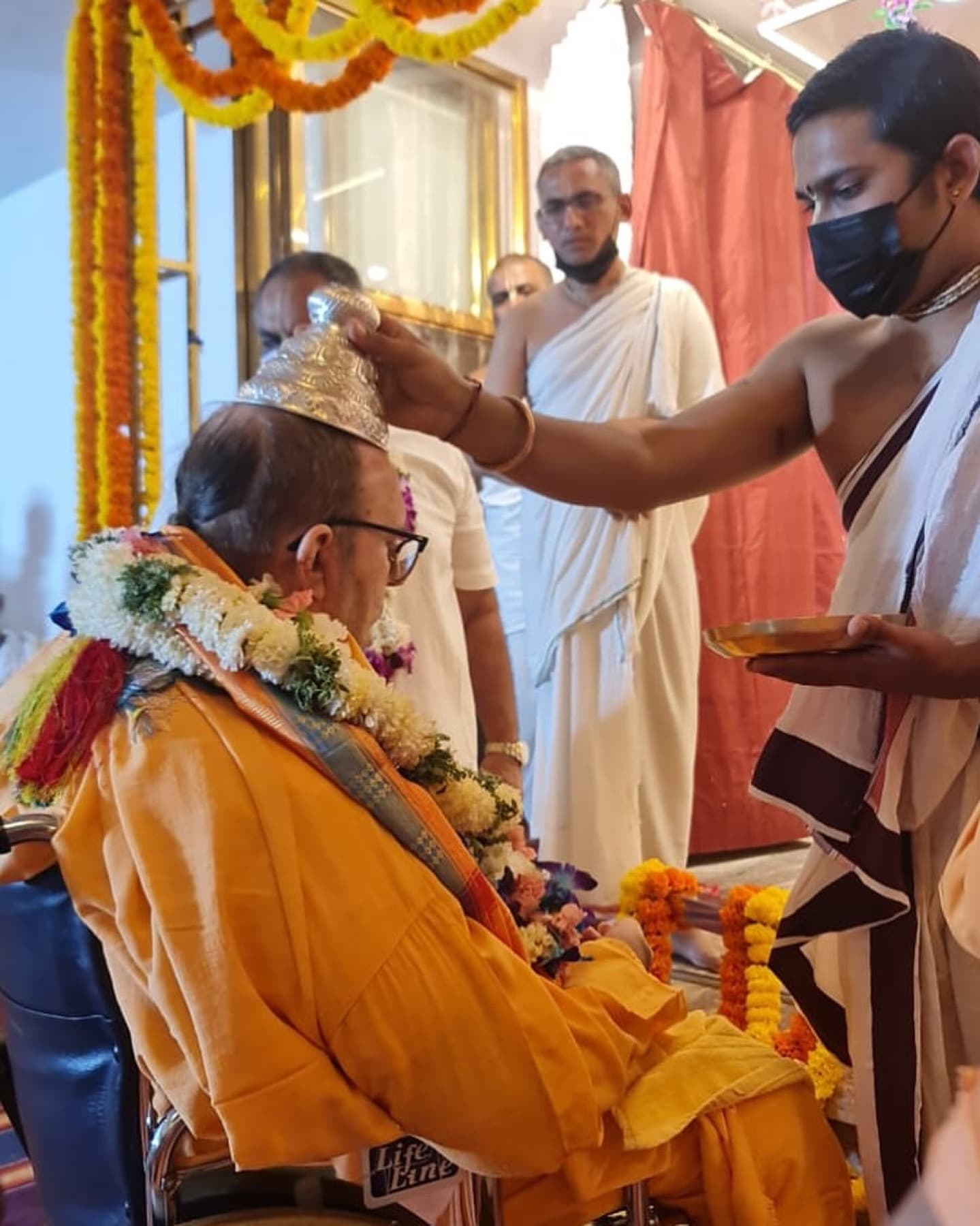 Pt. Praveen Sagar offering the śaṭhakopam to HH Jayapataka Swami